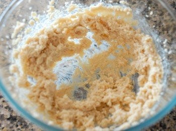 step2: 用電動打蛋器打發牛油和紅糖 （也可用白砂糖代替）