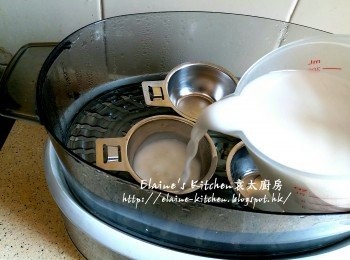 step20: 倒入粉漿 , 整冇豆版不需加入紅豆 , 直接蓋上蓋蒸20分鐘