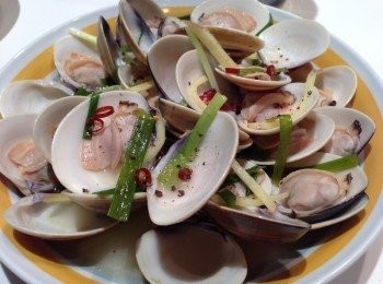 step5: 倒入白酒和清雞湯煮滾。