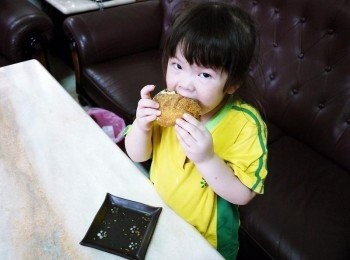 step7: 吃到一半就被剛放學的菀荽給搶食去(淚) 酥脆的外皮與豐富內餡，我家菀荽超愛的!