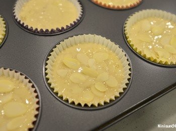 step6: 灑上生杏仁，放入烤箱170度約50分鐘左右