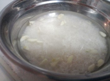 step2: 白米洗淨, 加入水及少量蒜片拌勻浸泡, 備用