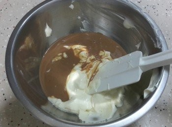 step7: 加入淡忌廉到步驟6，以膠刮輕手拌勻