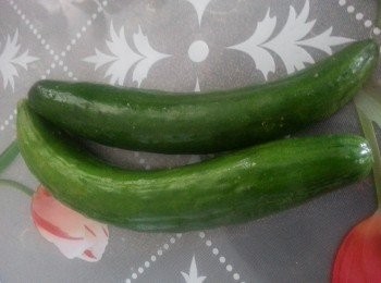 step1: 把2條小青瓜切碎，揸乾水分