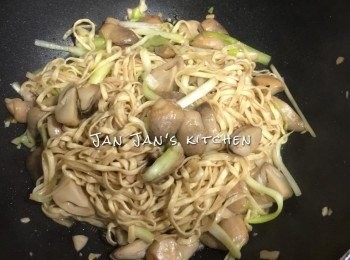 step4: 伊麵回鑊連同調味汁一同煮至軟身及收汁至餘下1/3時，可試下味，再看有否需要加點調味。然後開大火，沿鑊邊灒少許油，下韮黃快手兜勻1分鐘，使餘下汁料再收乾即可。