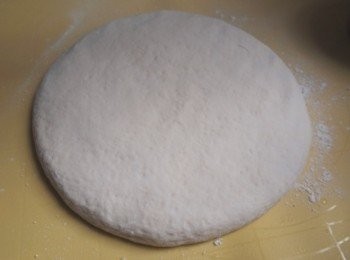 step2: 麵團做法:
除了油將所有材料搓10分鐘加油再搓8分鐘滾圓醒麵40分鐘,將麵團拍扁分割成4份(約125g1份.