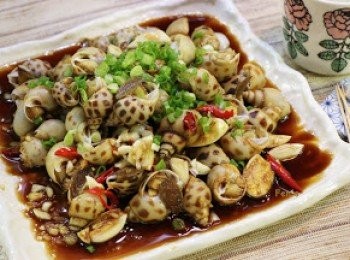 step7: 將花螺倒入盤中，撒入蔥花即可。