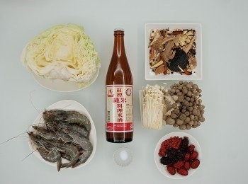 step1: 準備材料。可添加個人喜歡的蔬菜或豆腐及蕈菇類。喜歡酒香可多加一點米酒。