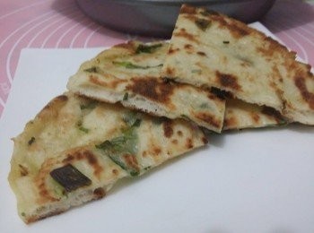 step1: 份量-4塊餅


所有材料混合搓勻後, 加入酵母, 再搓至成光滑麵團即可