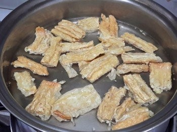 step1: 先將枝竹放入熱油鍋炸至金黃色備用 先將枝竹放入熱油鍋炸至金黃色備用