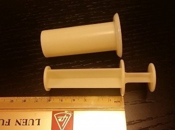 step6: 取出粉糰回溫到變軟了一點後，用模具唧片，包入粉糰。完成