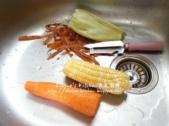 step1: 甘旬去皮 , 粟米去外去粟米鬚 , 將甘旬切件 , 粟米切段