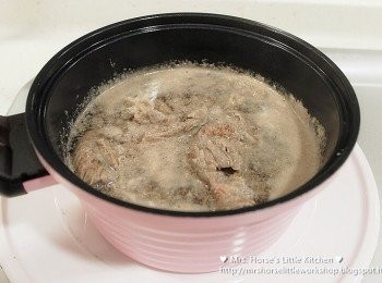 step2: 要令血水污物充分跑出來, 一定要隨水一同下鍋煮沸, 再調至最小火續煮