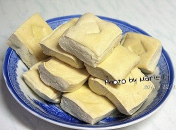 step1: 上一回在市場裡看到攤位上這一塊塊的
驚見老闆娘可不是輕手輕腳的對待它
而是像在抓餅似的，粗手粗腳都不會破
心想這豆腐還真是耐磨，還是老闆娘有練過
定眼仔細瞧瞧，原來是《生豆干》

頭一次看到有人在賣《生豆干》
也或許是因為我這個瑪莉姥姥沒逛過大觀園
馬上就跟老闆買了幾塊拎回家