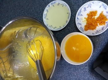 step5: 於蛋黃中加入橙汁、橙皮、油打均勻