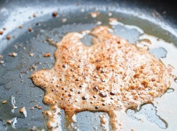 step7: 另外用少許的梅香餘油，將豆酥煸至起泡即可