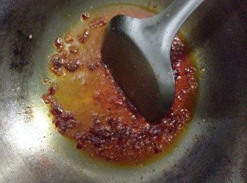 step2: 小火燒熱鍋，落油，倒入1湯匙豆瓣醬和糖炒香和炒出紅油。