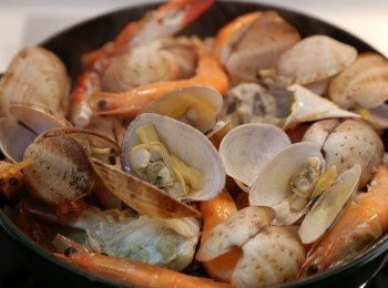 step8: 再加入蝦及蜆煮4分鐘