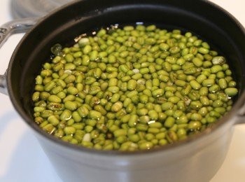 step2: 綠豆沖洗後浸數小時