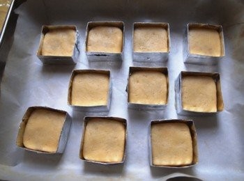 step14: 我得一個模其餘都係自己整 grin emoticon 入模後175度焗約20至22分鐘至金黃色.,我自焗到中途見到轉色同硬身就脫模再焗,咁樣四邊四面都會均勻啲!