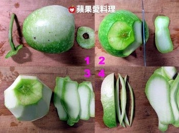 step1: 瓠瓜皮切條：(1)洗淨去頭尾：瓠瓜刷洗乾淨後，切除頭尾。(2)切片：將瓠瓜立在砧板上，將外皮切成片（切片時，要留一點瓠瓜肉，連皮帶肉吃，很美味）。(3)切片完成。(4)切條：將瓠瓜片平放在砧板上（肉在下，皮在上），切成條。