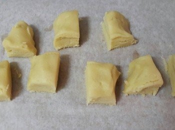 step6: 作六等份,使用時把麵糰用桿麵棍桿成薄片狀