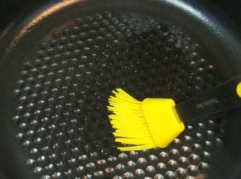 step2: 鑄鐵鍋先在底搽少許油，唔好太多