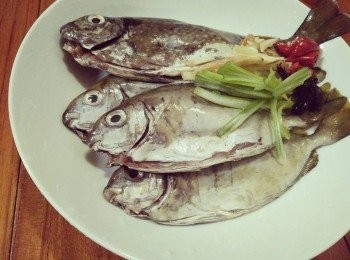 step2: 澎湖象魚【澎湖野生水產】放入蒸盤上，蒸盤上的外鍋放入少許水，以大火清蒸10分鐘。並在澎湖象魚【澎湖野生水產】身上鋪好薑絲、辣椒、黑蒜頭【富陽黑蒜】，並淋上少許的醬油和水，約略清蒸7-10分鐘後，用筷子插入澎湖象魚【澎湖野生水產】身，筷子若能輕鬆穿過，表示已熟，