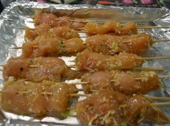 step3: 將醃製好的雞柳肉取出，去掉多餘的香料碎，然後用竹籤串起來。 烤盤舖鋁箔紙表面塗少許油後放串好的雞肉。