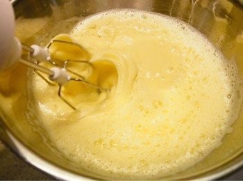 step3: 分兩次加入砂糖再以中高速打發約8分鐘。