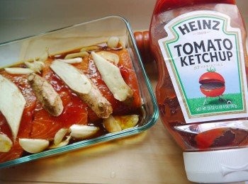 step2: *放上薑片，蒜片。
*醃製於<span class="group_2">醃料</span>中隔夜或是30分以上即可。