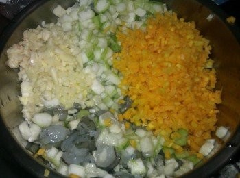 step1: 將絲瓜、蝦子切成丁狀，薑絲切末，胡蘿蔔切細末，放入鍋中適當調味均勻攪拌