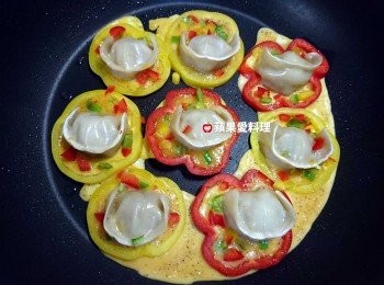 step8: 蛋液半凝固時，打開鍋蓋，放入椒丁，加1/2量米杯水，蓋鍋蓋。