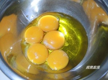 step2: 蛋黃加入橄欖油打散