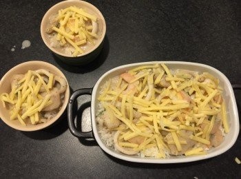 step4: 焗爐預熱200度，將白汁海鮮鋪上白飯，加上芝士焗10分鐘至芝士金黃色就可以！