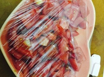 step2: 鋪上保鮮紙雪凍，半小時備用