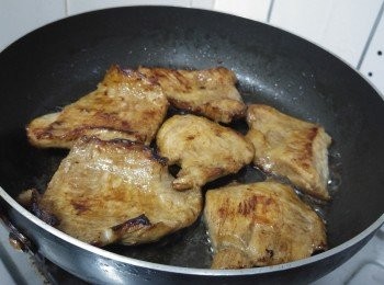 step4: 易潔鑊燒熱油， 慢火煎至熟透及微焦, 切薄片便可食用。