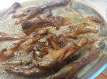 step3: 轉小火煮40分鐘焗15分鐘
/張上下部份<a href="https://bit.ly/3kLFTWO" target="_blank" data-keyword="雞腳" class="guide-link"><strong>雞腳</strong></a> <span style="display:inline-block;vertical-align:middle;margin-top:-3px;color:initial;border-radius:3px;padding:2px 3px;font-size:12px;line-height:14px;background:#87d300;color:#fff;">即買</span> 對調
/小火煮40分鐘
/試味後焗至涼