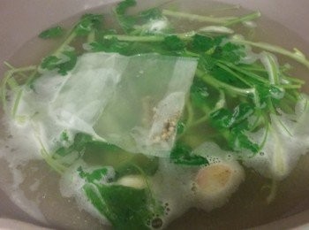 step1: 花甲先用鹽水浸最少半小時,臨煮前我先用熱水焯一焯會把沙整得更乾淨。
黑白胡椒用茶包袋載住。
用少許油爆香<span class="group_3">香料</span>,再落<span class="group_2">湯料</span>滾十分鐘。