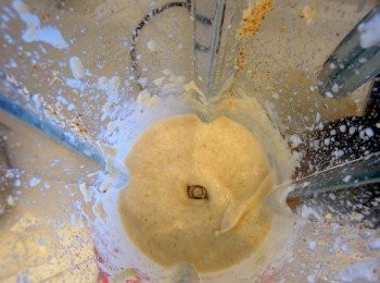 step3: 加入哈密瓜或香瓜及蒸熟的馬鈴薯，檸檬汁。水要適量的加，不用太多，等成泥狀即可。