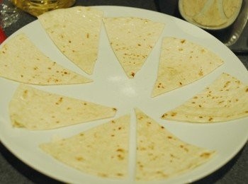 step2: 在薄餅上塗一層橄欖油，灑上少許鹽。切成八份