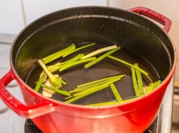 step1: 蔥切段，薑切片拍鬆。鍋中加入足夠蓋過<a href="https://bit.ly/3zHU5V3" target="_blank" data-keyword="雞翼" class="guide-link"><strong>雞翼</strong></a> <span style="display:inline-block;vertical-align:middle;margin-top:-3px;color:initial;border-radius:3px;padding:2px 3px;font-size:12px;line-height:14px;background:#87d300;color:#fff;">即買</span> 的水以大火煲滾。