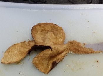 step5: 將(5)浸軟少許，小心用刀仔，刮一刮果皮內面些黄色的東西。