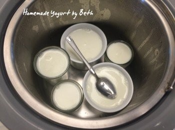 step7: 放置8小時後就可凝固成優格，放上湯匙不會下沈即可；可以溫溫的吃或放涼冷藏再吃