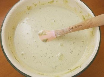 step4: 倒入香草精及分次倒入牛奶攪拌均勻~