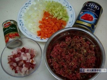 step1: 煙肉丶洋蔥丶紅蘿蔔和西芹切丁；牛肉以喼汁丶蒜茸丶油和黑胡椒醃10分鐘。