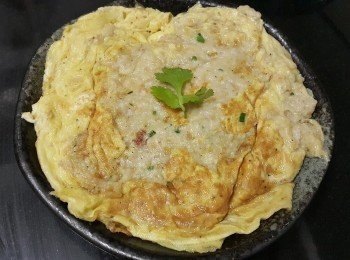 step9: 材料：

薯仔 430克（煲過湯）
雞蛋 3 隻
免治豬肉 100克
雞粉 1茶匙
糖 少許
黑椒 少許
麻油 少許
鹽 少許
胡椒粉 少許
芫茜（切碎） 少許
蔥（切碎）少許
乾蔥（切碎）少許

做法：

將薯仔放入食物袋，用平底器皿或鑊剷壓平，做成薯蓉用少少鹽，免治豬肉同乾蔥，芫茜，蔥，胡椒粉，糖撈混備用，雞蛋用雞粉，黑椒，麻油打好 。
先大火起油鑊，將油燒熱後熄火，倒入一半蛋汁，用中細火慢煎，煎至少少成形後，將薯蓉倒入蛋汁中間，稍為壓平煎至成形後先上碟，再將另一半蛋汁倒入，稍為定形後，將已煎好一半的