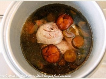 step4: 依序分別倒入黑木耳養生露、香菇水、醬瓜湯汁、米酒等<span class="group_1">食材</span>，最後在外鍋倒入一杯水後，便可按下電鍋開關。