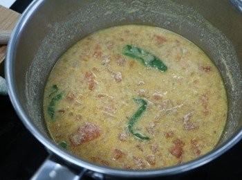 step3: 下菜湯和豆漿以中火滾起後轉小火加蓋煮15-20分鐘