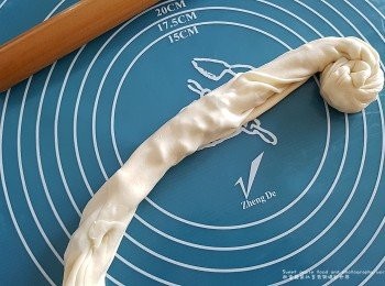 step4: 以打蛇餅方式轉接,最尾部分往身後部份覆蓋為收口、 繼而放入保鮮袋內 將麵糰雪入雪櫃下層(半日至一天時間)